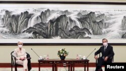 美国副国务卿谢尔曼在天津与中国外长王毅会面（路透社2021年7月26日）