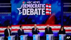 El candidato presidencial demócrata y exvicepresidente de EE.UU., Joe Biden, habla junto a otros candidatos durante el primer debate demócrata organizado por NBC News en el centro Adrienne Arsht para las Artes Escénicas, en Miami, Florida, el 27 de junio de 2019.