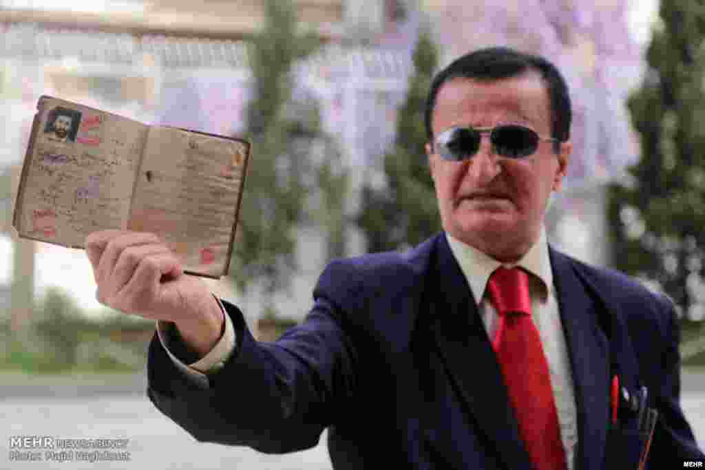 روز نخست ثبت نام کاندیداهای انتخابات ریاست جمهوری؛ مرد کراواتی عکس: مجید حق دوست