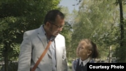 Adegan Aziz Isa Elkun berjalan dengan anak perempuannya di London, dalam film "An Unanswered Telephone Call." 