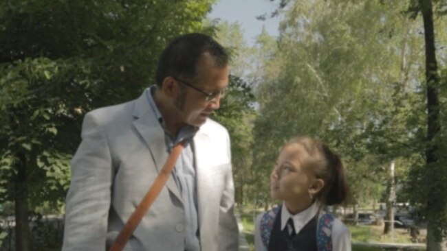  艾尔肯在《未接电话》影片中与小女儿在伦敦街头行走，向她讲述自由之鸟的故事。