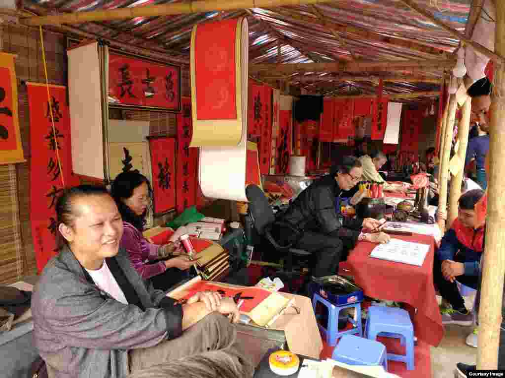 Câu khách mua chữ.