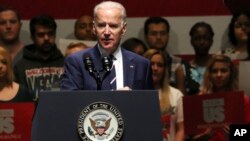 El ex vicepresidente de EE.UU. Joe Biden se defiende de acusciones de acoso sexual.