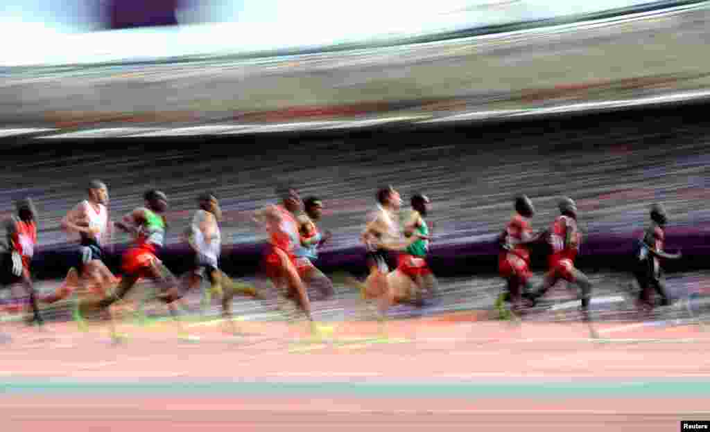 Para pelari berlomba pada babak penyisihan lari nomor 5.000 meter putera.