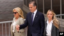 Hunter Biden, le fils du président Biden, accompagné de sa mère et de son épouse, quitte le tribunal fédéral le mardi 11 juin 2024, à Wilmington, Delaware.