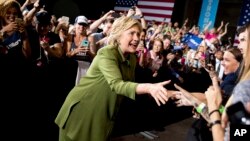 El ex contrincante de Clinton en las primarias, el senador Bernie Sanders; y el ex presidente Bill Clinton, también estarán presentes en la convención.