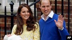 Putri Charlotte saat dibawa keluar dari St. Mary's Hospital oleh ibunya, Duchess of Cambridge, dan ayahnya, Pangeran William, 2 Mei lalu.