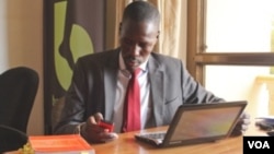 Gerald Abila, founder of Barefoot Law, answers Ugandans’ legal questions by SMS, Facebook, Twitter and Skype, May 27, 2014. (H. Heuler/VOA News)