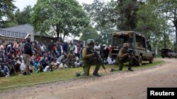 Polisi Kenya siaga dalam sebuah operasi melawan militan bersenjata (foto: ilustrasi). 