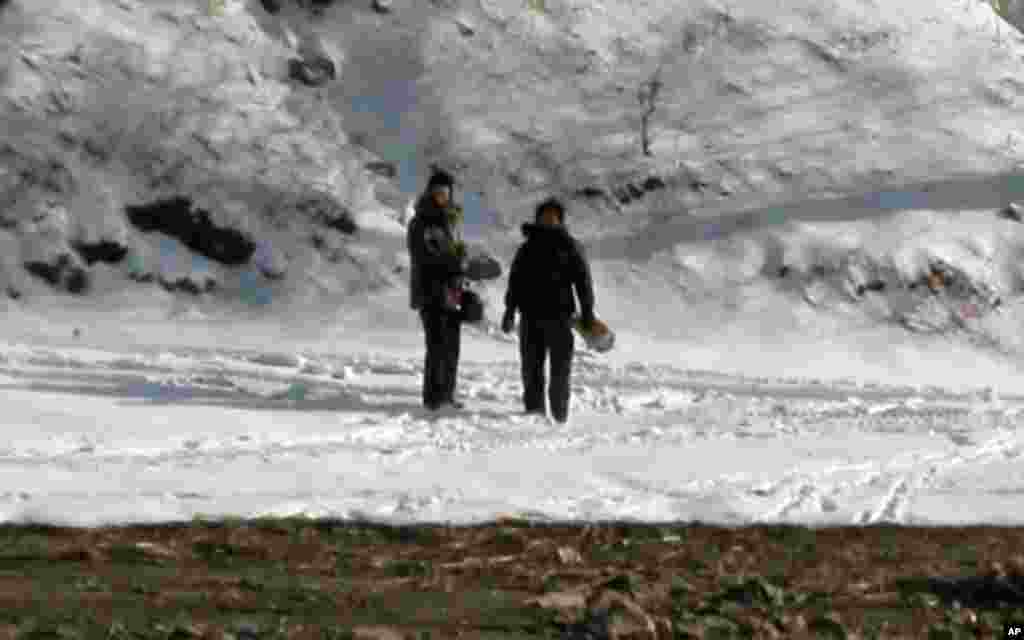 在雪中张望的北韩女子