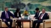 El enviado climático de EEUU, John Kerry, conversa con el primer ministro chino, Li Qiang, en Beijing el 18 de julio de 2023.