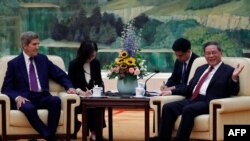 El enviado climático de EEUU, John Kerry, conversa con el primer ministro chino, Li Qiang, en Beijing el 18 de julio de 2023.