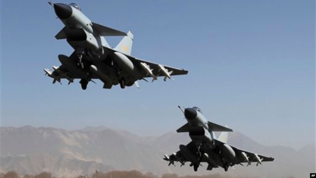 Dua pesawat jet tempur J-10 China (foto: dok). 