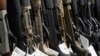 Barisan senapan berburu ditampilkan di sebuah toko senjata Fireams Unknown, di Oceanside, California, pada 12 April 2021. (Foto: Reuters/Bing GUan)