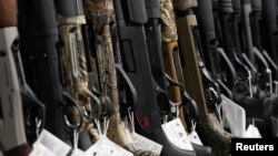 Barisan senapan berburu ditampilkan di sebuah toko senjata Fireams Unknown, di Oceanside, California, pada 12 April 2021. (Foto: Reuters/Bing GUan)