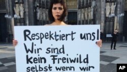 La artista suiza Milo Moire protesta desnuda frente a la Catedral de Colonia, en el occidente de Alemania, con un cartel que dice "Respétennos! No somos caza legal, incluso cuando estamos desnudas!!!". La policía de la ciudad alemana ha recibido al menos 170 denuncias de asaltos sexuales y robos durante la pasada Nochebuena. Enero 8 de 2016.