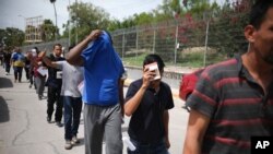 Нелегальные мигранты возвращаются в Мексику по мосту Пуэрта-Мехико в Матаморосе на границе с Браунсвиллом, штат Техас