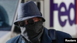 A man bundled up against the chill makes his way along the Michigan Avenue in Chicago, Illinois, US, Dec. 13, 2016. 