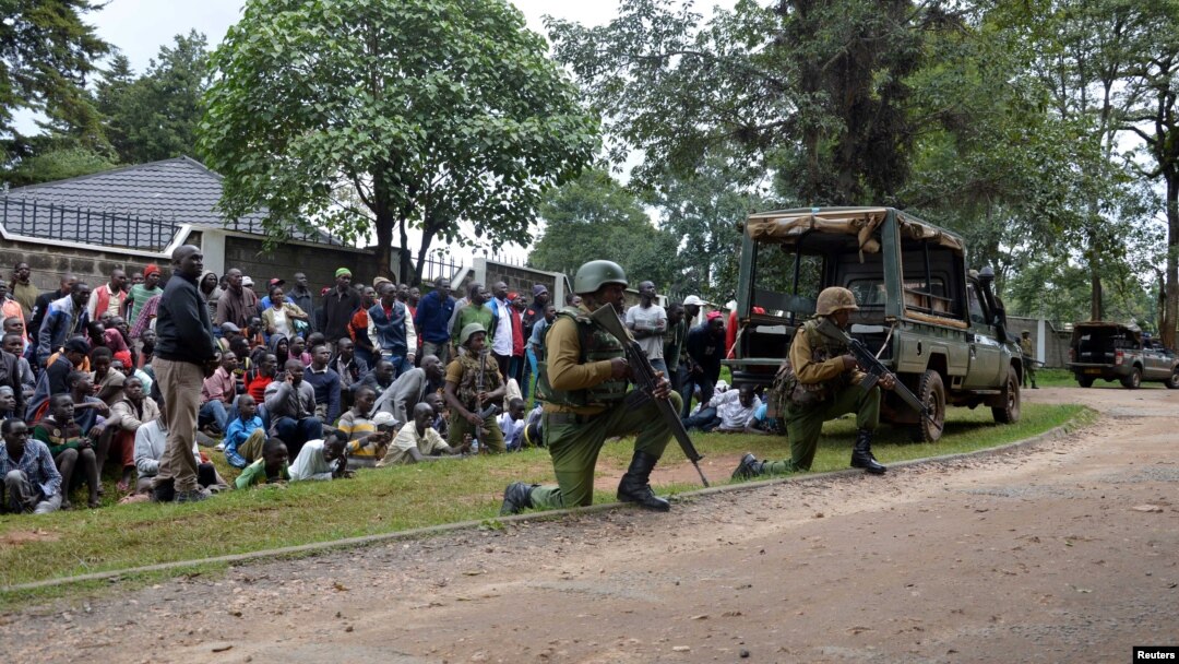Polisi Kenya siaga dalam sebuah operasi melawan militan bersenjata (foto: ilustrasi). 