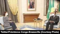 Président Denis Sassou N'Guesso (D) na masolo na motambwisi ya UNESCO Audrey Azoulay na Brazzaville, 14 octobre 2020. (Twitter/Présidence Congno-Brazzaville) 