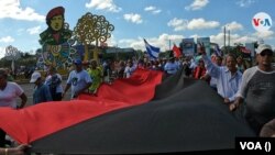 Simpatizantes del gobierno de Daniel Ortega marchan en la Avenida Hugo Chávez, en Managua, Nicaragua. Foto archivo VOA.