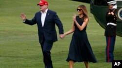 El presidente de EE.UU., Donald Trump y la primera dama, Melania Trump, saludan a partidarios en el jardín sur de la Casa Blanca al regresar de una gira por Europa, el 7 de junio de 2019.