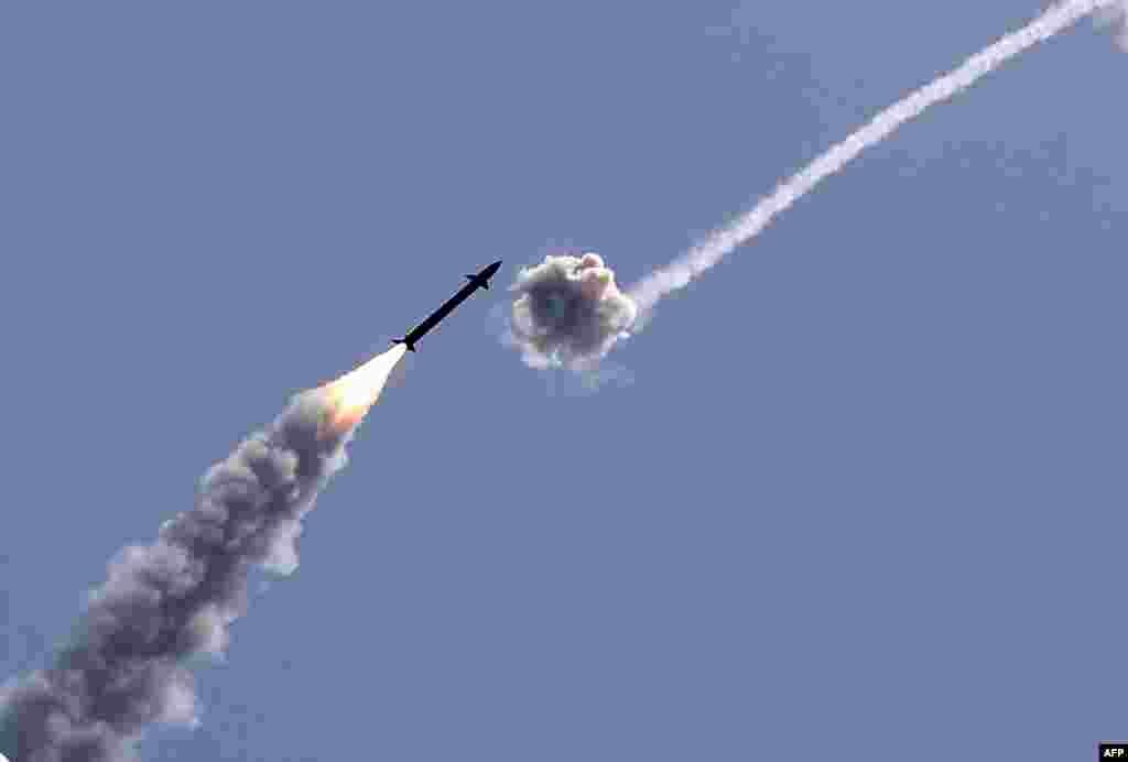 팔레스타인 무장 정파 하마스가 가자지구에서 이스라엘을 향해 발사한 로켓을 이스라엘군이 아슈켈론에서 발사한 아이언돔 방공미사일로 요격했다.
