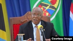 Président ya Tanzanie John Magufuli na lisikulu na TV nationale na Nairobi, Kenya, 4 mai 2020.