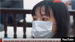 베트남 언론인 팜 도안 트랑 씨가 14일 하노이 법원 공판에 참석하고 있다. (ANTV 유튜브 화면 캡쳐)
