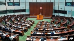 홍콩 의회인 입법회가 27일 선거제 개편안, 일명 '애국자법'을 표결에 부쳐 찬성 40 대 반대 2로 의결했다.