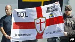 Članovi English Defense League [EDL] sa švedskim kolegama prosvjeduju protiv gradnje džamije u Švedskoj