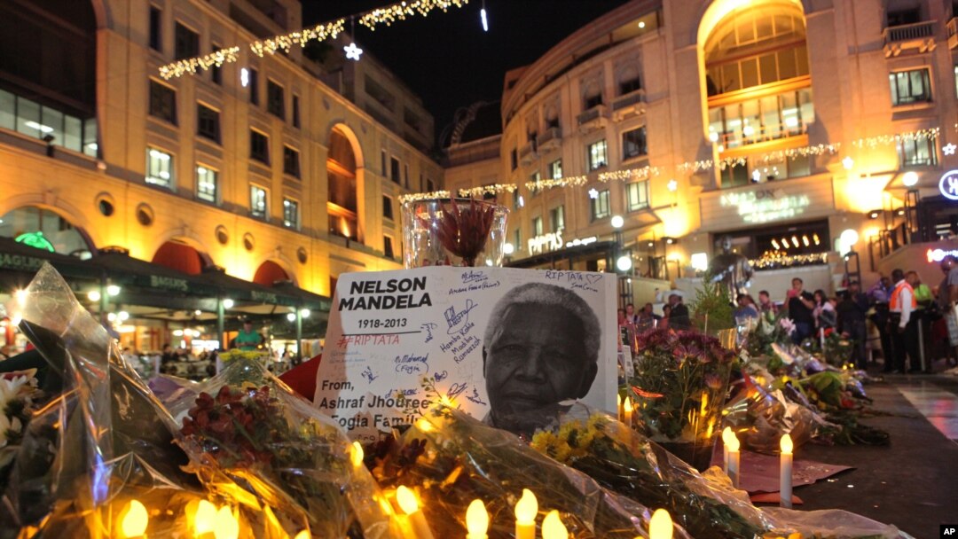 Bunga, lilin, pesan duka cita di Lapangan Nelson Mandela, Sandton, Johannesburg, 7 Desember 2013.