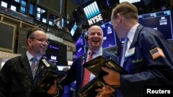 Traders work on the floor of the New York Stock Exchange in New York, Oct. 16, 2018. 