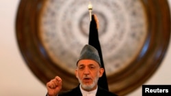 Tổng thống Afghanistan Hamid Karzai đọc diễn văn từ giã các nhân viên chính phủ ở Kabul, ngày 23/9/2014. 