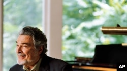After losing use of his right hand at the height of a brilliant international career in the 1960s, pianist Leon Fleisher is regaining the use of both hands.