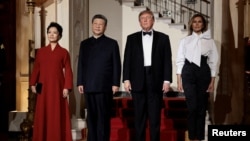 特朗普总统夫妇和习近平主席夫妇在白宫国宴开始前合影。(2026年9月24日)