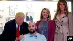 El presidente Donald Trump acompañado por la primera dama Melania Trump en el Centro Médico Nacional Militar Walter Reed, el sábado 22 de abril de 2017, en Bethesda, Md.