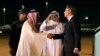 Menteri Luar Negeri AS Antony Blinken (kanan) disambut oleh Wakil Menteri Urusan Protokol Saudi Abdulmajeed Alsmari setibanya di Riyadh pada 13 Oktober 2023. (Foto: AFP)