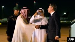 Menteri Luar Negeri AS Antony Blinken (kanan) disambut oleh Wakil Menteri Urusan Protokol Saudi Abdulmajeed Alsmari setibanya di Riyadh pada 13 Oktober 2023. (Foto: AFP)