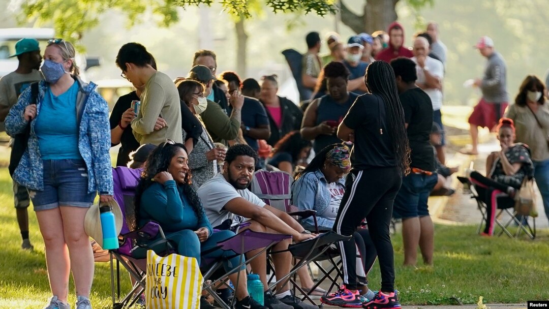 Ratusan warga AS antri untuk mengajukan tunjangan pengangguran di Kentucky Career Center, Frankfort, Kentucky bulan lalu (foto: dok). 