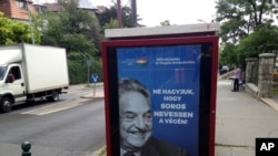 Macaristan'da Soros karşıtı bir reklam afişi. Ülkede STK'lara karşı yasa değişikliğinin Macar asıllı Amerikalı milyarder George Soros’u hedef aldığı belirtiliyor
