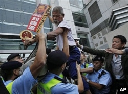 Heurts entre partisans de Liu Xiaobo et la police à Hong Kong