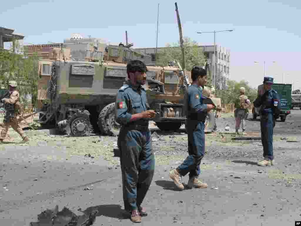 Afghan police investigate the site of a suicide attack in Laskar-Gah, Helmand Province, Afghanistan, August 28, 2013.