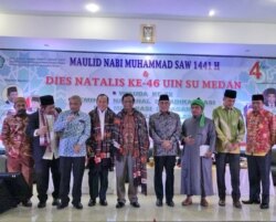 Menkopolhukam, Mahfud MD (tengah batik cokelat) saat hadir di seminar nasional deradikalisasi di Universitas Islam Negeri Sumatera Utara (UINSU) Kota Medan, Selasa (26/11).