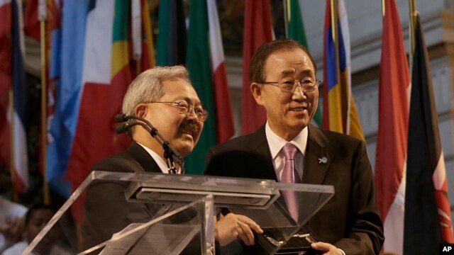El secretario general de la ONU, Ban Ki-moon, derecha, recibe la llave de la ciudad de San Francisco, por parte del alcalde Ed Lee, en una ceremonia por el 70 aniversario de la carta de la ONU, el viernes, 26 de junio de 2015.