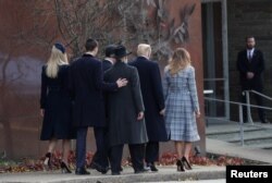 Momento en que el presidente Donald Trump, la primera dama Melania Trump, la hija del presidente Ivanka Trump y su esposo Jared Kushner, acompañados del rabino Jeffrey Myers de la sinagoga Tree of Life y el embajador de Israel en EE.UU. Ron Dermer ingresan al templo para honrar a las víctimas de la masacre del sábado 27 de octubre en el lugar. Pittsburgh, Pensilvania, octubre 30 de 2018.