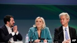 Ông Matteo Salvini, đảng Liên đoàn phía Bắc Italia (bên trái), bà Marine Le Pen, đảng Mặt trận Quốc gia Pháp và ông Geert Wilders, Đảng Tự do (PVV) của Hà Lan, tại Milan, Ý, ngày 21/01/2017.