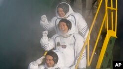 El cosmonauta ruso Anton Shkaplerov (abajo), el astronauta estadounidense Scott Tingle (en el medio) y el astronauta japonés Norishige Kanai, llegaron a la Estación Espacial Internacional el martes, 19 de diciembre de 2017.