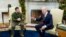 Tổng thống Mỹ Joe Biden đón tiếp Tổng thống Ukraine Volodymyr Zelenskyy tại Phòng Bầu dục, Tòa Bạch Ốc, ngày 21/12/2022.