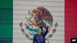 La candidata presidencial oficialista, Claudia Sheinbaum, se dirige a sus seguidores después de que el Instituto Nacional Electoral anunciara que tenía una ventaja irreversible en la carrera en la Ciudad de México, la madrugada del 3 de junio de 2024.